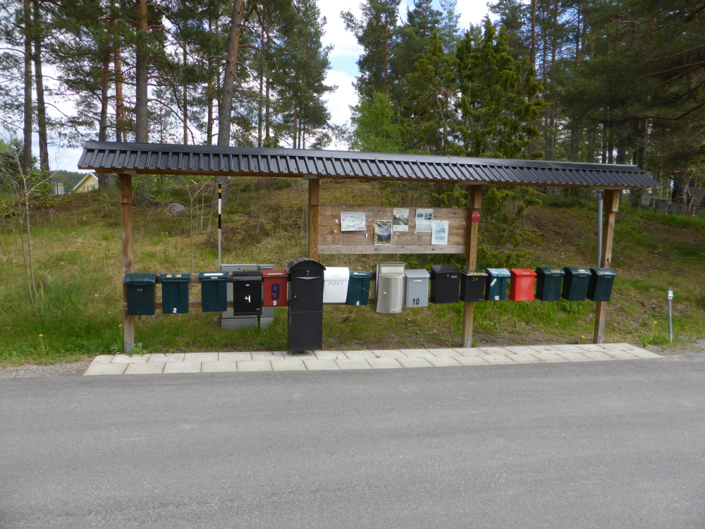 Postlådor på Brobyvägen i Ekskogens villaområde.
