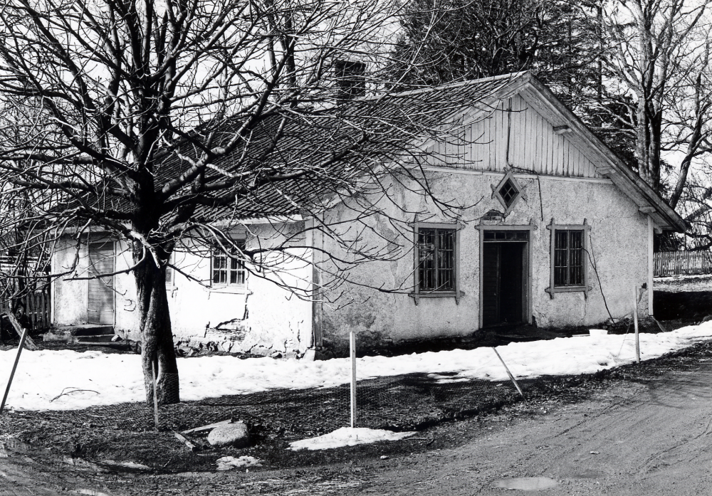 Norra flygeln vid Husa gård.
Flygelbyggnaden kallades "Luffarhotellet" hos August och Axel Johansson, såled 1856 till Herbert Olivercrono