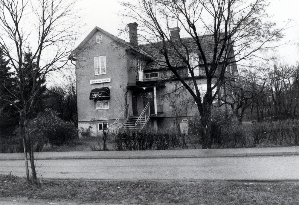 Allévägen 8 i Vallentuna. Från början bostad för skomakare K P Gustavsson, Villa Edsberg, skomakarverkstad och telefonväxel, under senare år inköpt av kommunen och uthyrt som fackföreningslokal och frisersalong Salong Allé. Huset revs i oktober 1990. På dess plats finns nu Alléhuset med bostäder och affärer