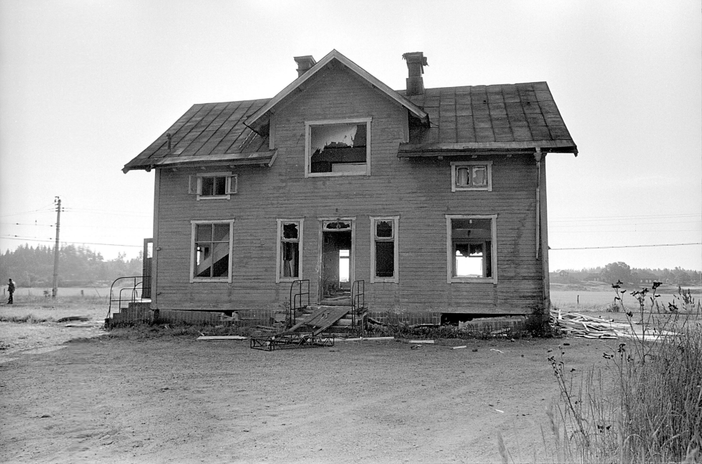 Frösunda stationshus 1975 när förfallet var som störst. Skicket var bedrövligt, men hembygdsföreningen lyckades rädda byggnaden som 40 år senare är både bostad och samlingslokal.
