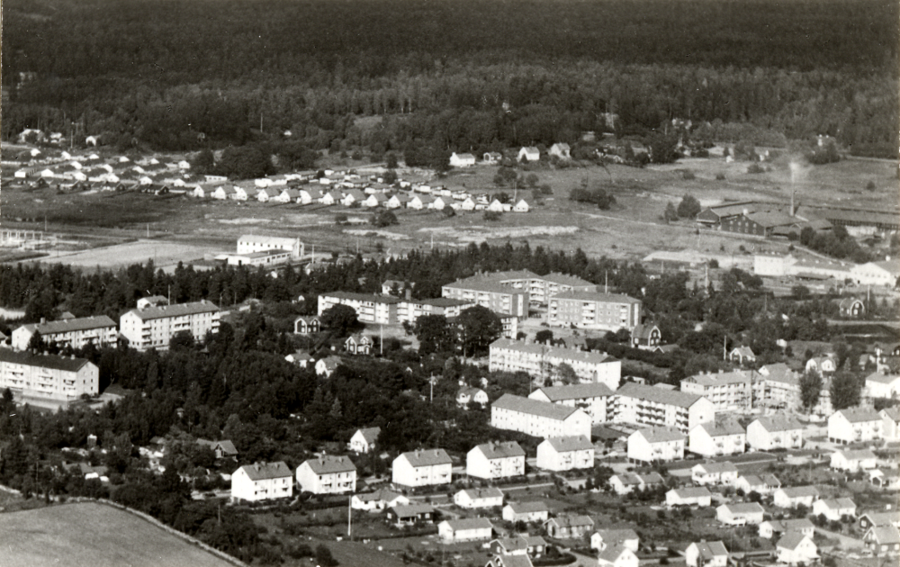 Flygfoto från Väsby. Längst ner t h syns en del av Prästgårdsgärdet i bildens mitt Centralvägen och Allévägen samt Rickebyhöjd . I bakgrunden den första bebyggelsen i Ormsta. i bildens mitt längst t h ligger Vallentuna tegelbruk och strax ovanför t v Åby tegelbruk