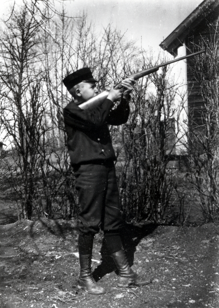 Gösta Eneroth med gevär vid Seneby gård i Vada
