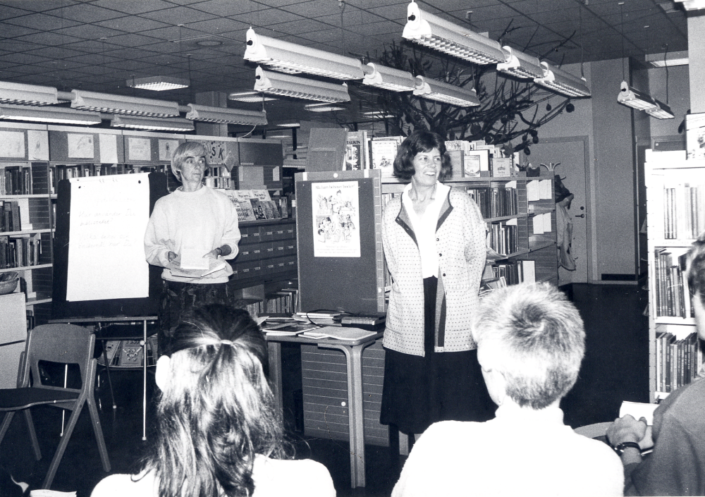 Studiedag i Vallentuna biblioteks barnavdelning för den personal i kommunen som arbetar med barn, ungdom och vuxna inom omsorgen.  Framför deltagarna står t v Anna Brynell och t h Lena Lundgren.  I programmet deltog Ulla-Britt Ahlin, Eva Öhrström, Birgitta Karlsson, Anna Brynell och Lena Lundgren från Vallentuna kommun.  Eva Ekengren deltog i programpunkten Att läsa LL-böcker.