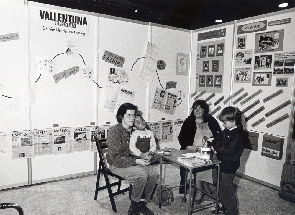 Föreningarna i Vallentuna presenterar sin verksamhet i Vallentuna ishall under mottot Föreningsfestival  helgen 19-20 april. Här visar SKP, Sveriges kommunistiska parti, hur deras tidning Vallentuna-Gnistan framställs. Vid bordet sitter t v Monica Wicksell och t h Christine Almgren med barn