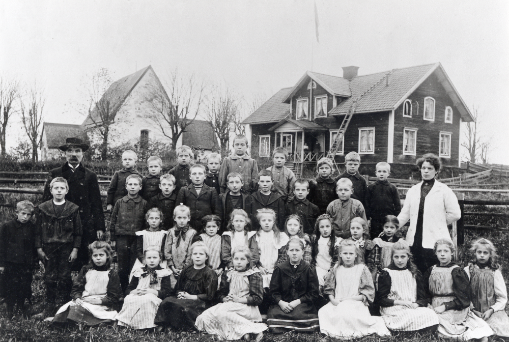 Skolbarn och lärare samlade utanför Angarns kyrkskola. Läraren t v är ev Lundgren och t h Ida Svensson