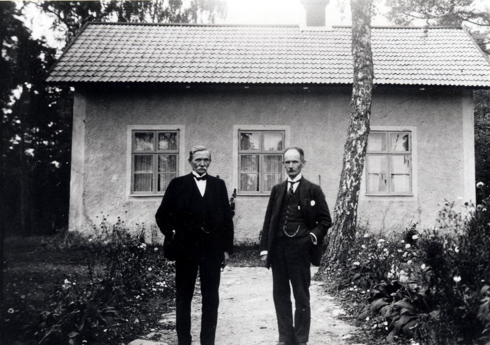 Björkhaga vid Lingsberg, f d Lingsbergs småskola, inköptes av Edvard och Matilda Brunnberg 1923.  Familjen hade tidigare hyrt både Björkedal, strax öster om Björkhaga, samt småskolan ett par år tidigare för att ge barnen möjlighet att få frisk luft, eftersom man bodde på Roslagsgatan 21 i Stockholm.  Skolans ingång fanns 1923 på skolans norra sida.  En ny veranda med ingång från söder byggdes 1927. Framför huset står t v Gustav och Edvard Brunnberg.  Medan Edvard lärde sig till skräddare åkte de runt på gårdarna och sydde kläder "köpte bara snus och kaffe allt annat fick de på den gård de arbetade just då"