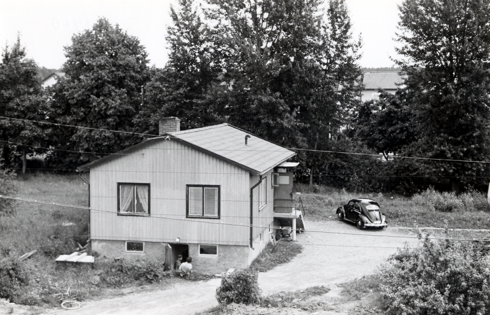 Folke Tillborgs villa i hörnet av Allévägen och Sommarvägen.  Från en bod på tomten sålde familjen blommr och grönsaker.  Huset flyttades till Cedersdal vid Angarnsvägen 1963 för att bereda plats för flerfamiljshus vid Allévägens norra sida.  Huset vid Cedersdal är rivet.