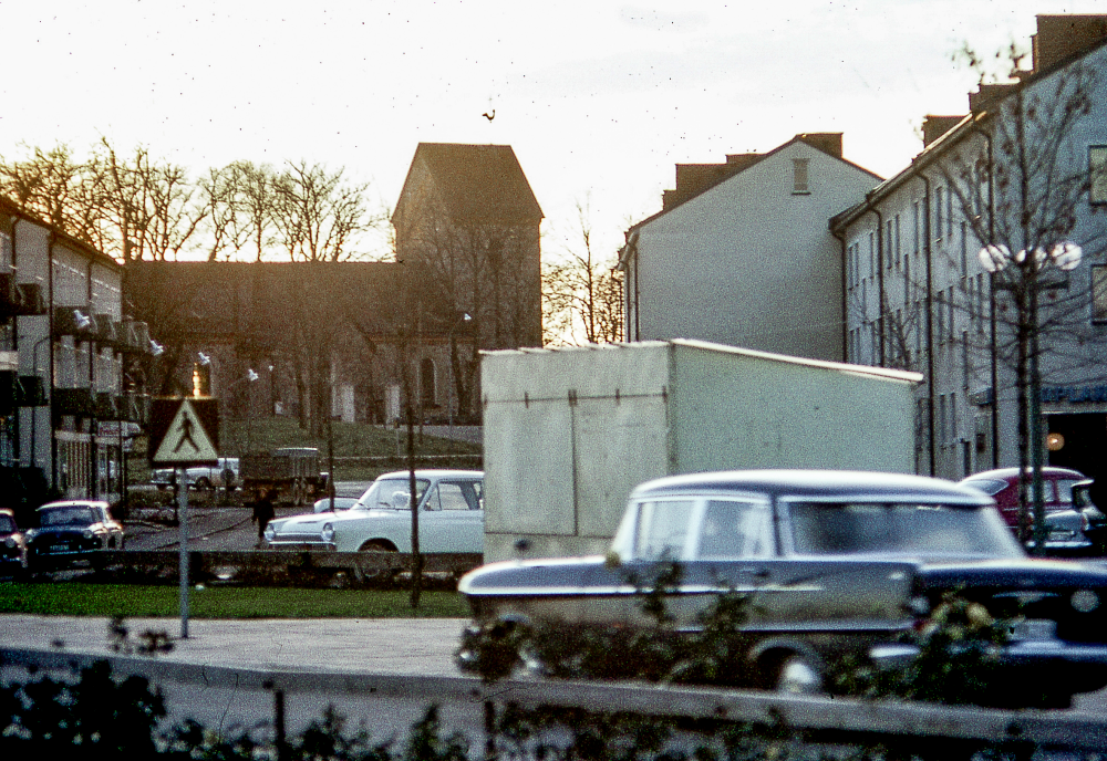 Centralvägen med Vallentuna kyrka i bakgrunden. Centralvägen bebyggdes med bostäder och affärslokaler i början av 1950-talet och brukar kallas Vallentunas första affärsgata.
Bildserie: Vallentuna på 1960-talet.
