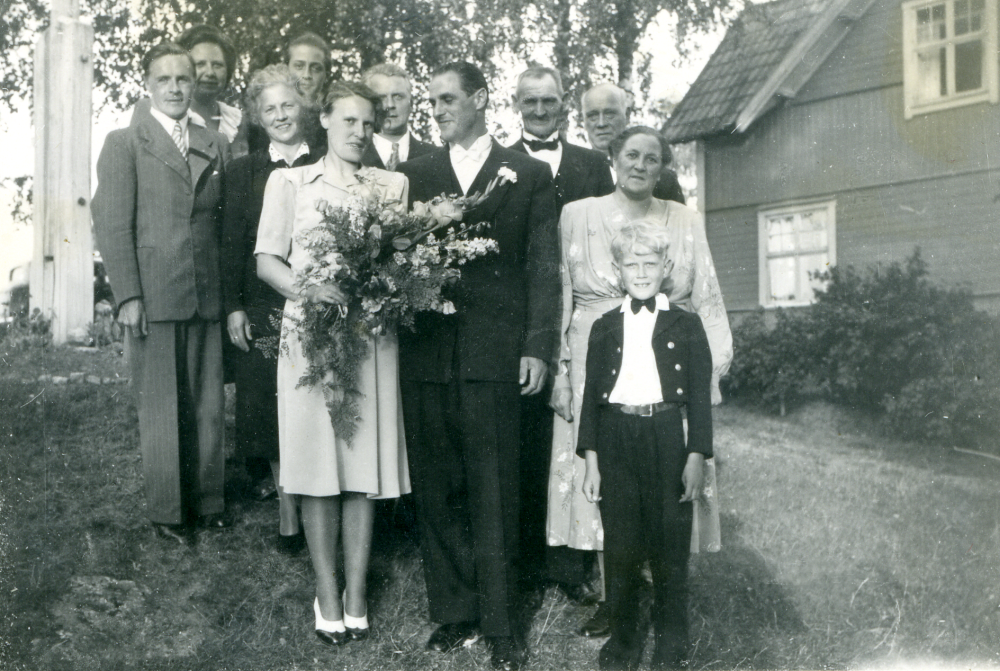 Gullan Laurell från Wasa i Åttesta, dotter till Algot Laurell, och Harry Karlsson från Brogård vigdes i augusti i Frösunda prästgård av kyrkoherde Östen Hård.  Gullans pappa dog i januari 1947.  Runt brudparet står i bakre raden fr v Gunnar Laurell, brudens bror, Naimi Karlsson, lärarinnan Elna Sandgren och hennes son Tor Sandgren, Christian Laurell, brudens äldsta bror, Herbert Sandgren Elnas man och Signe Karlsson brudgummens mor.  Bredvid brudparet står Tord Laurell son till Christian
