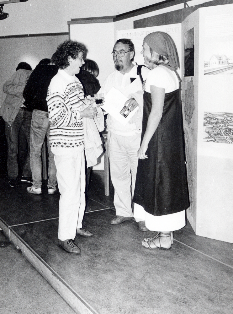 Nordiskt amatörarkeologiskt utgrävningsläger i Granby 3-29 juli - ett samarbetsprojekt mellan hembygdsföreningarna i Vallentuna, Riksantikvarieämbetet och Folkhögskolan på Biskops-Arnö. Varje vecka kom nya deltagare. Första dagen bjöds deltagarna på rundtur i kommunen som avslutades med vikingalunch i Vallentunasalen arrangerad av kulturnämnden. Här samtalar kulturchefen Ingrid Ullman klädd som vikingakvinna, med några av veckans deltagare.