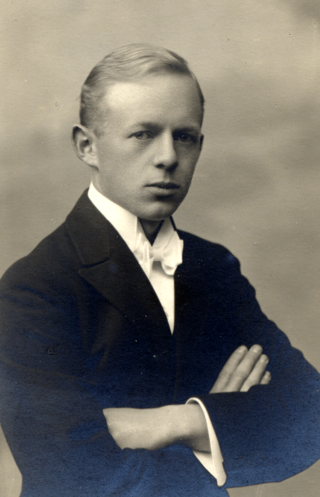 Sixten Palmblad, förmodligen vid vigseln med Mimmi Gustafsson.  Sixten  är son till handlaren Gustaf Palmblad, ägare av handelsboden i hörne av nuv. Stockholmsvägen och Skolvägen.  Fastigheten kallades Kristineborg efter Gustafs hustru