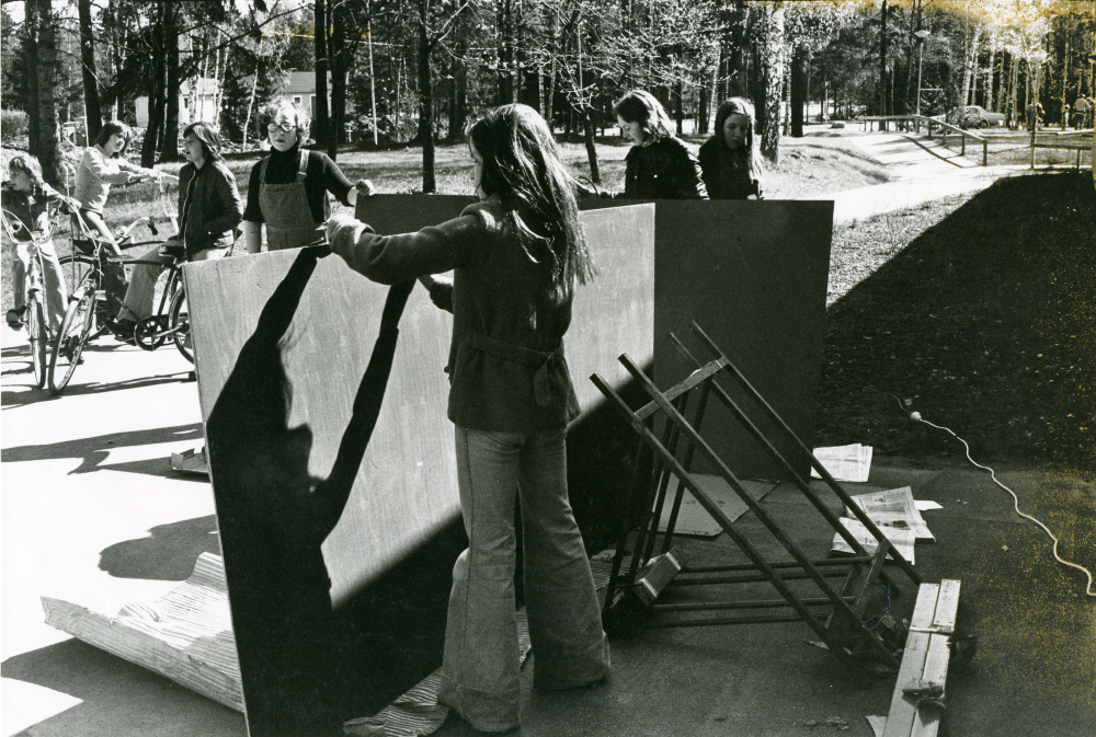 Ormstaskolans barn och föräldrar jobbar med förbättringar av skolans utemiljö. Här målas ett klotterplank.
•Fotografiet ingår i bildserien ”Vardagsliv i Vallentuna kommun” av Rachael Gough-Azmier & Gunilla Blomé, Haga Studios HB.
