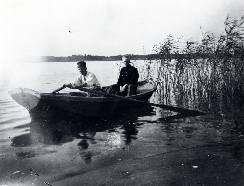 Roddtur  på  Vallentunasjön  I båten 'vår båt i Vallentunasjön' enl anteckningar på originalkortet, sitter t v  David Öberg  och  Hasse Larsson  Båda är klädda i  uniform