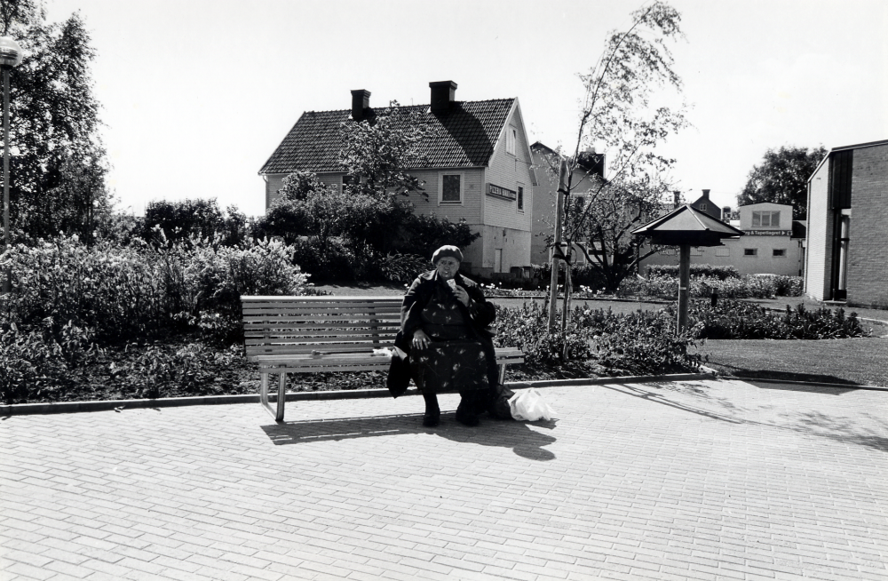 På en bänk sitter Rosalie Andersson, kallad Rosa, och äter glass på Tuna torg bredvid Tärningen