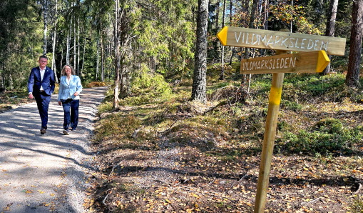 Två personer vandrar i skogen