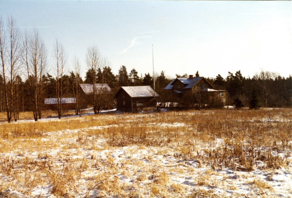 Till höger syns huvudbyggnaden. Till vänster om denna ett uthus och därefter rättarbostaden. Huvudbyggnaden uppfördes 1902 och tillbyggdes under 1960-talet. Delar av fastigheten omfattades av en förrättning 1962 då fritidsområdet Hoven-Långsjöns samfällighetsföreningen bildades, vilken vanligen kallas Garns-Ekskogen.