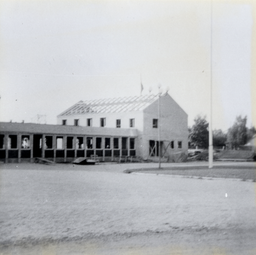 Vallentuna kommunalhus byggs ut.  Den södra flygeln (ej i bild) stod färdig 1950.  En mellandel och flygel byggdes mot norr 1955.  I mellandelen fick biblioteket lokaler i gatuplanet.  I norra flygeln inrymdes bl a polisstation med arrestlokal