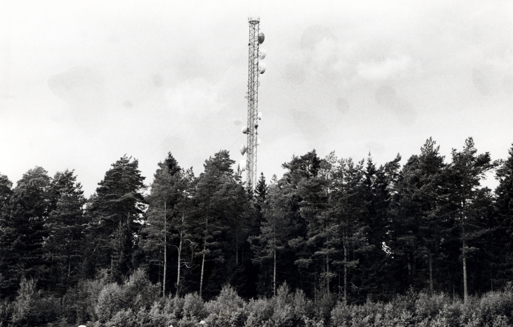 Modern teknik i urgammal bygd.  Telias radiolänkmast nära Fågelsångsvägen i Vallentuna