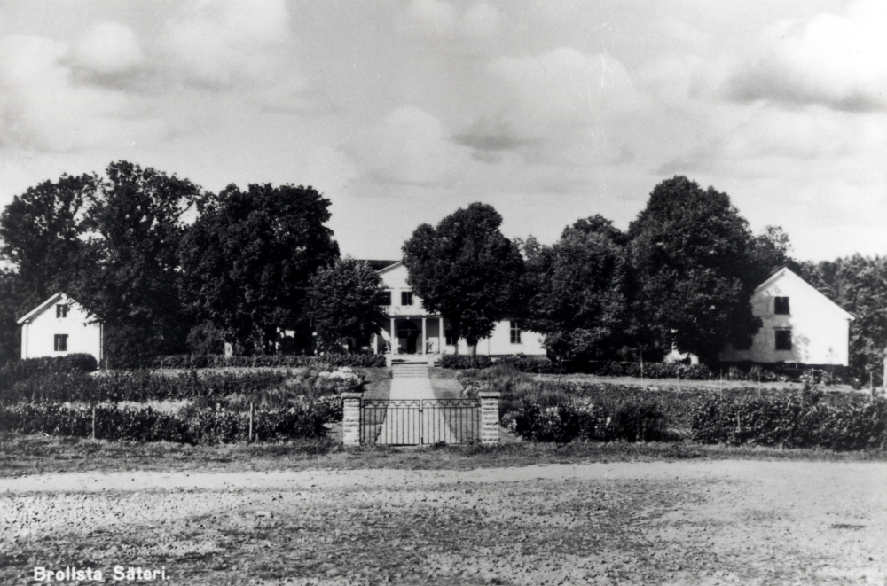 Brollsta säteri i Össeby-Garn.  Huvudbyggnaden vid  Brollsta säteri  brann ner på 1950-talet.  Båda flygelbyggnaderna kunde räddas