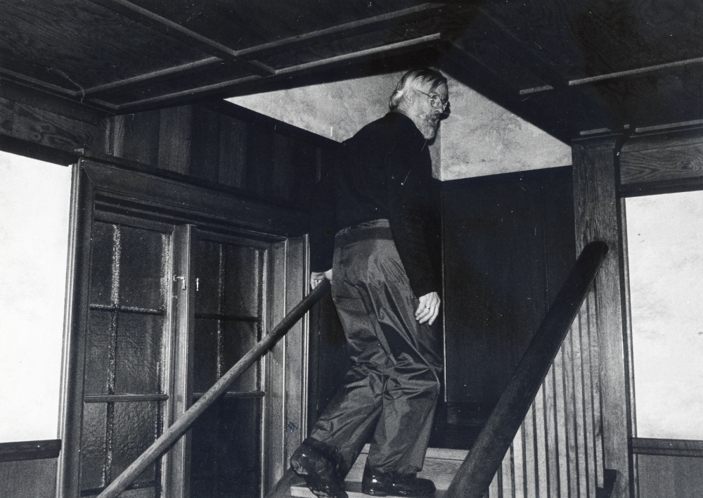 Lasse Berglund går i vindstrappan i tegelfabrikör Carl Janne Gustafsson villa.  Janne Gustafsson flyttade till Vallentuna 1923 och köpte då Åby gård, vars huvudbyggnad låg strax norr om tegelfabrikör Axel Lundqvists villa Idaborg.  Åby gård hade då fortfarande sadeltak.  Gustafsson byggde om huset i början av 1930-talet, sedan han 1927 byggt och startat Åby tegelbruk.  Huset finns kvar, Studieförbundet Vuxenskolans har sedan slutet av 1970-talet sin verksamhet i huset.  Tegelbruken lades ner de sista åren på 1960-talet och kommunen blev ägare till de två disponentvillorna i södra delen av Åby gärde.  1978 ville kommunen riva dem men efter rekommendation av landsantikvarien fick husen stå kvar. 1983 beviljades ett anslag på 275 000 för  upprustning. Adress: Åby gata 3.