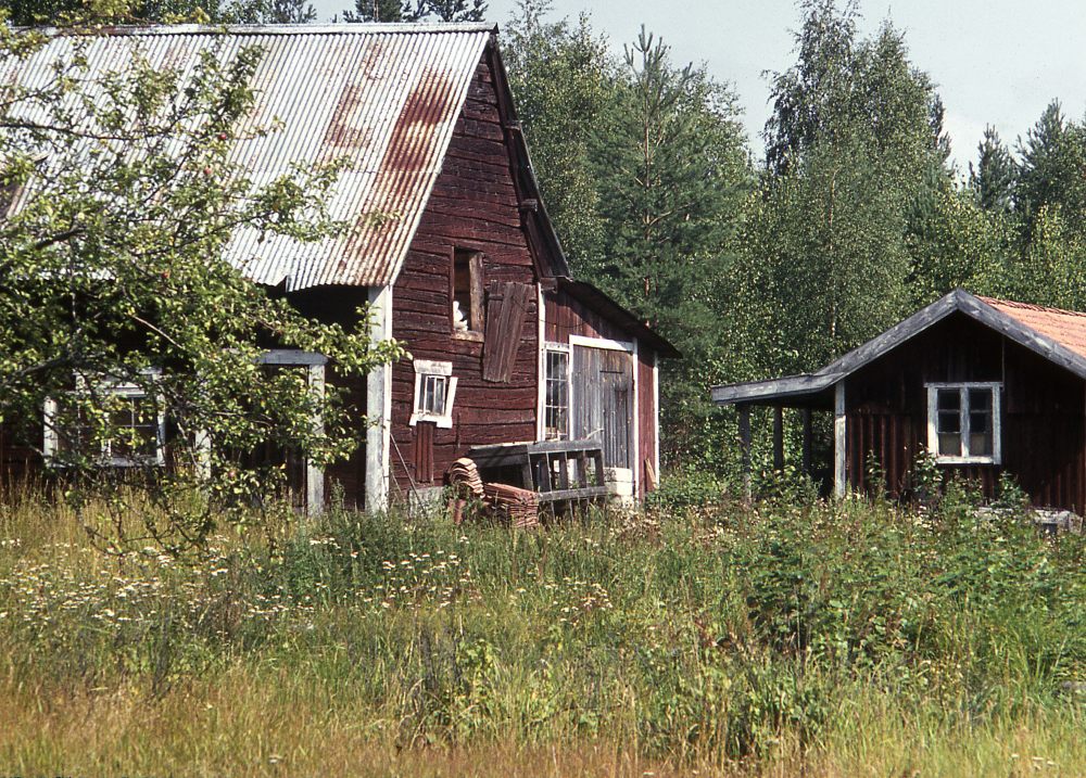 Torpet Gustavslund blev ombyggt vid sekelskiftet. Det fick vid avstyckningen 7 hektar hag- och skogsmark samt 1,4 hektar tomt och åker. Fotografiet ingår i bildserien Några torp i Vallentuna 1970 som köptes av Vallentuna kommun. Dokumentationen gjordes mot bakgrund av den snabba förvandling av kulturlandskapet som skett och ännu sker. Många torp anlades under den svenska landsbygdens folkökning under slutet av 1700-talet och decennierna framöver. Dessa torp och små gårdar försvinner alltmer då de inte längre är lönsamma. Kulturmiljö.