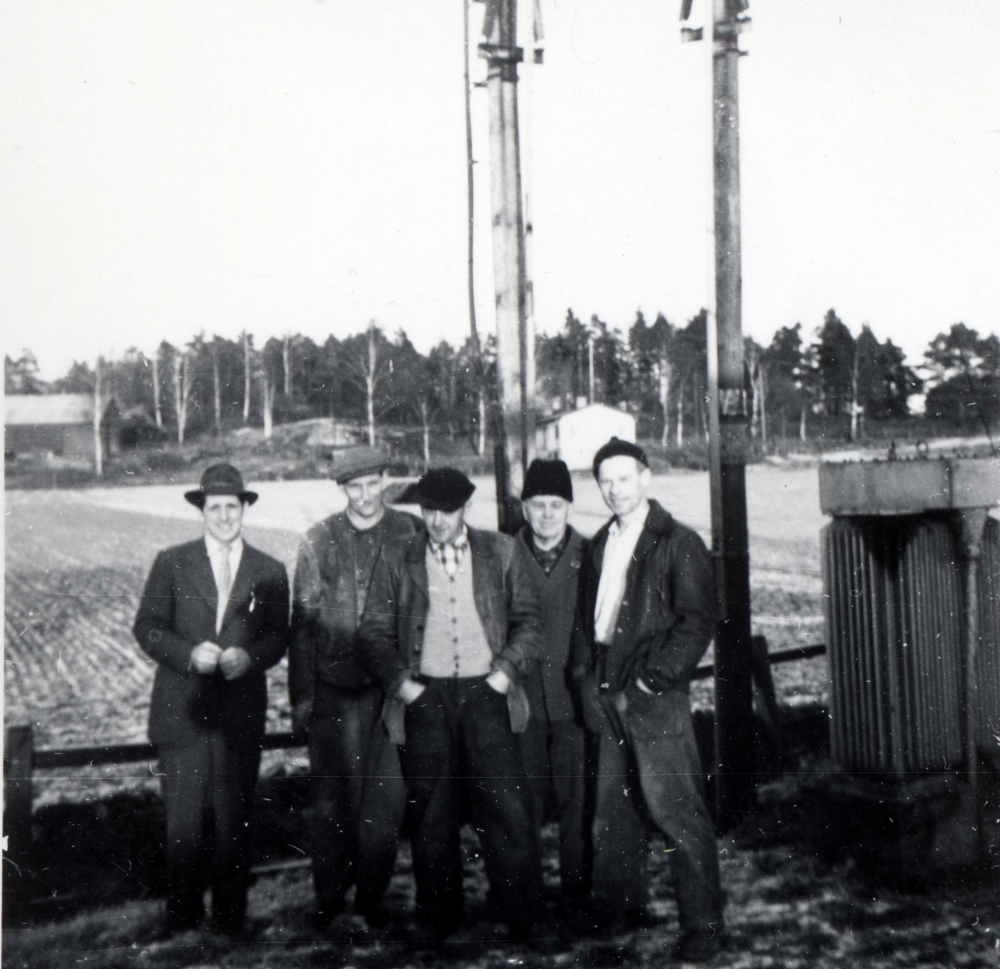 Transformatorarbeten vid Ekskogens snickeri.  Fr v står Åke Ahlgren, Arne Lundin Kårstaby, okänd, Gottfrid Lundin, Bertilsberg Ekskogen och Arne Johansson Kullängen Kårsta