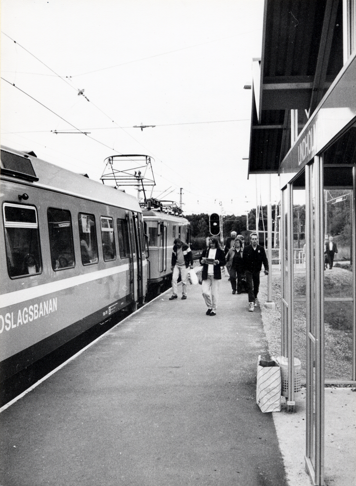 De nya vagnarna på  Roslagsbanan  avvaktar avgång på  Lindholmens järnvägsstation  Denna dag delades också   Läsenären  en läsinformation utgiven av Länsbiblioteket i Stockholm, ut på stationen