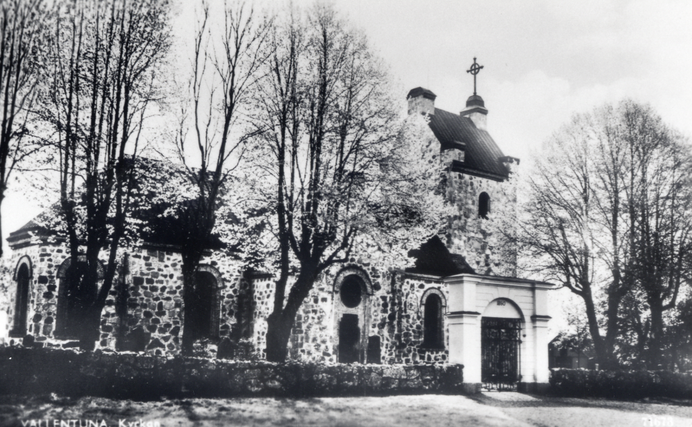 Vallentuna kyrka före ombyggnaden 1936-37. Årtalet är borttaget men portalen finns kvar vid grindarna