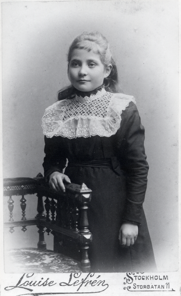 Engla Mattsson, gift Svärd, levde 24 mars 1890 till 26 mars 1955. Som gift bodde Engla tillsammans med sin make Martin Svärd på Sunnarby gård. Ett av deras barn är Engla Svärd