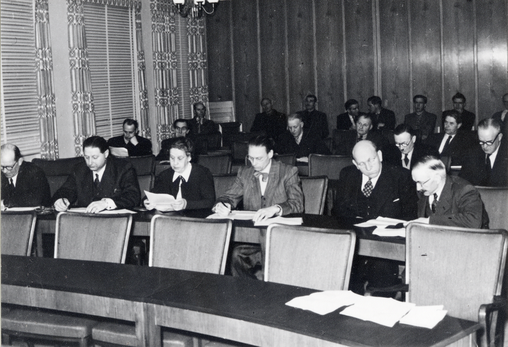 Vallentuna kommunalfullmäktige sammanträder. Första raden fr v Knut Eriksson s, Erland Eriksson m, Berna Nilsson s, Holger Hovmark h, Gustav Nilsson c, och Oskar Söderlund c. Rad 2 Åke Ekström s, Ruben Magnusson k, David Pettersson h. Rad 3 Axel Larsson k, Nils Karlsson s, Nils Alenius s, och Josef Andersson s.