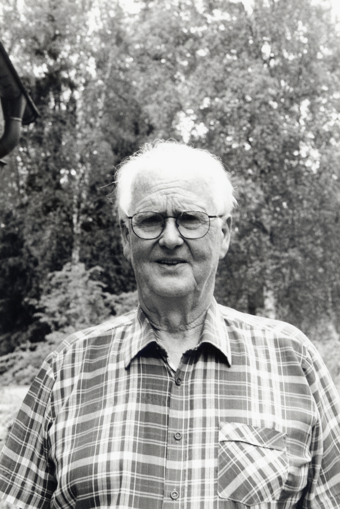 Gustaf Åkerblom föddes 1918, och växte upp i Frösunda.  Han arbetade på Roslagsbanan, bl a som tågklarerare vid Vallentuna järnvägsstation 1941-1948.  Senare arbetade han på Östra station, där han bl a träffade de luffare som åkte med tågen norrut mot tegelbruken i Vallentuna, Ekskogen och Rimbo.  Foto i Gustafs trädgård på Trädgårdsvägen i Lindholmen