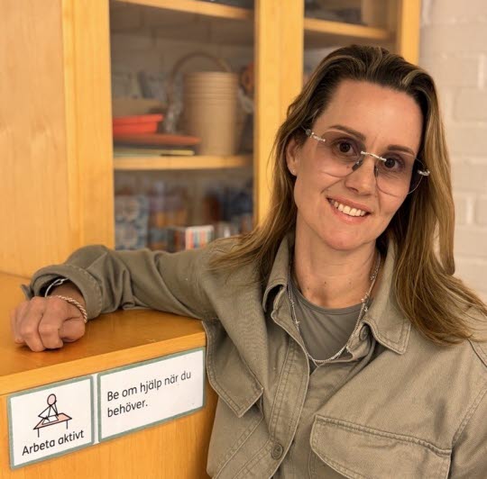 Bild på årets lärare i klassrummet.