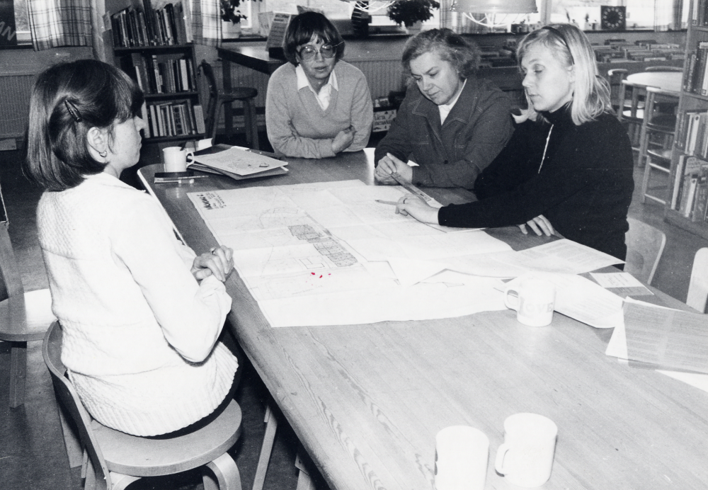 Vallentuna bibliotek skall få nya lokaler. Här samlas för första gången planeringsgruppen i bibliotekets barnavdelning för att titta på ritningar. Fr v Pirkko Mickelsson Lena Wallén Inger Olsson och Ingrid Ullman