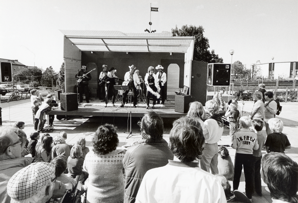 Vallentuna nöje presenterar Farmer lips som sjunger country på Vallentuna marknad.  Fr v Claes Svanberg, Bengt Cederberg Täby kyrkby, Nina Lizell, Leif Westin från Upplands Väsby Nils Ekmark från Sigtuna, Monica Antonsson och Lasse (Lars-Emil) Jansson Stora Mellösa