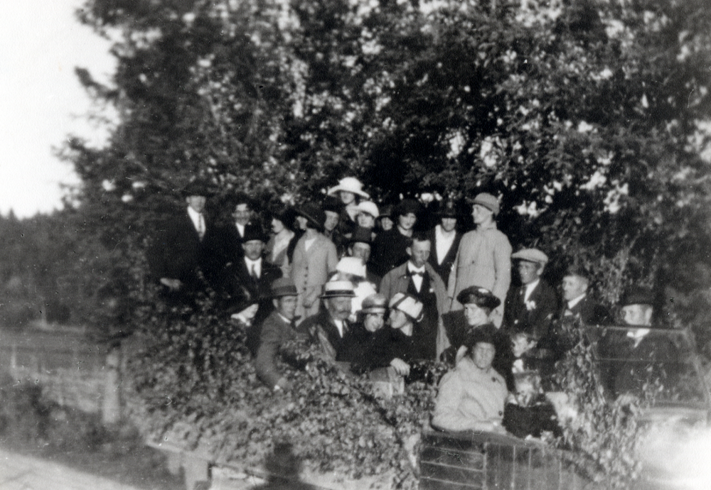 IOGT på utflykt i lövad lastbil. Chaufförens namn var Lindberg