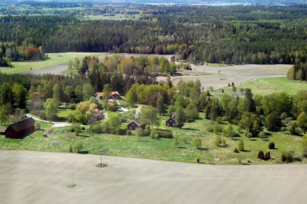 Flygfoto över Stora Luttergärde i Frösunda från nordost.