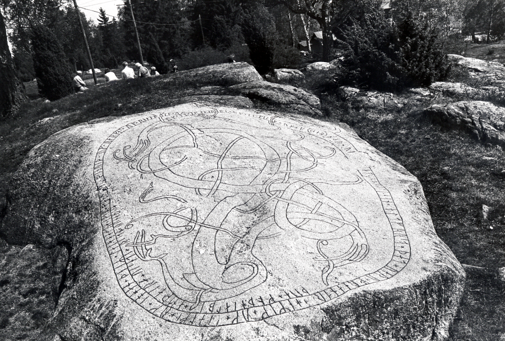 Granbyhällen  i Orkesta vid  Granby gård.  Foto vid den  Hembygdsrundtur  som varje vår anordnas av hembygdföreningarna i Vallentuna i samarbete med  Vallentuna kulturnämnd  till vilken alla nyinflyttade i kommunen bjuds in