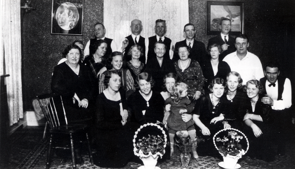 Rut Palm på Ormsta gård har födelsedagsfest.  I bakre raden fr v (släktskap utgår från Rut) morbror Birger Andersson, okänd, morfar Karl Blom, morbror Gustav Pettersson och okänd.  Mellanraden fr v mor Alma Lindgren, okänd, moster Hulda Andersson, kusin Ulla Andersson, okänd, mormor Matilda Blom, okänd, okänd och make Hilton Palm ägare till Ormsta gård.  Sittande fr v moster Edit Pettersson, syster Svea Gustavsson, Rut Palm med dottern Ingrid Palm i knäet, Astrid Eriksson, okänd, okänd och okänd.