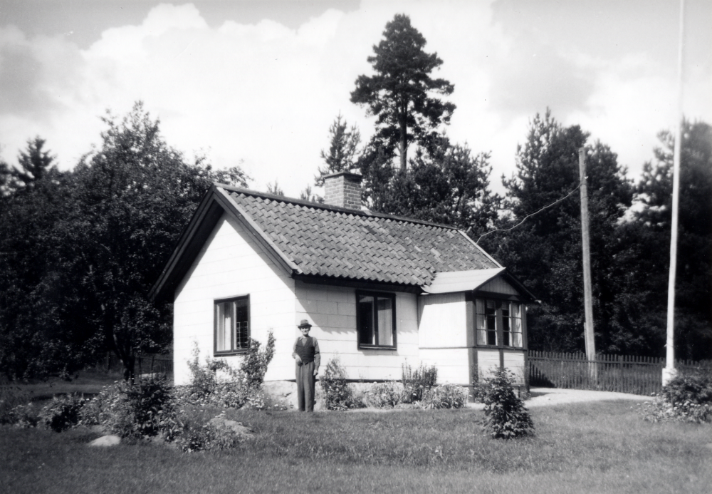 Skomakare Johan Konrad Wahlqvist utanför Enbacka, Orkesta.  Wahlqvist levde 1878 till 1961 och hans hustru Alma Maria 1880 till 1953
