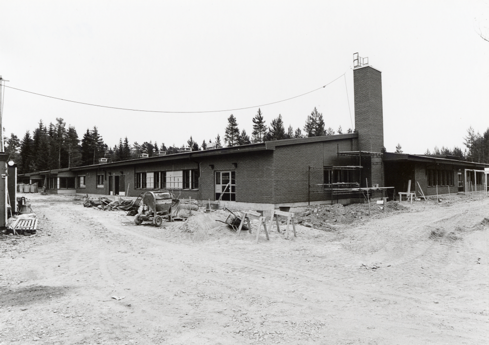 Nya Kårstaskolan vid Bergsjövägen tar emot skolbarnen fr o m höstterminen 1982
