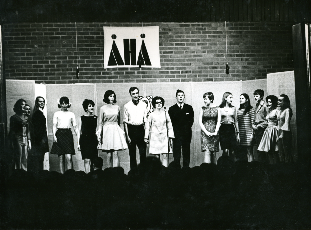 Össebyamatörernas revy ÅHÅ. Revyns ensemble på scenen i Karbyskolan. 
