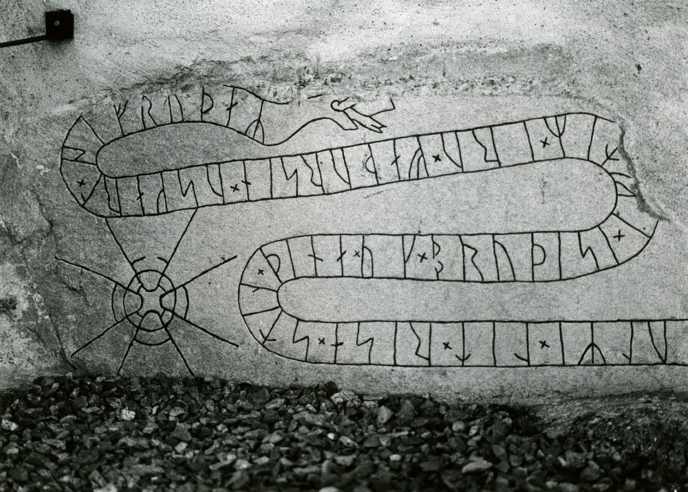 Runsten med beteckningen U335 vid Orkesta kyrka. Runstenen är inmurad i sakristians östra yttervägg, där den suttit sedan sakristian byggdes i mitten på 1400-talet.