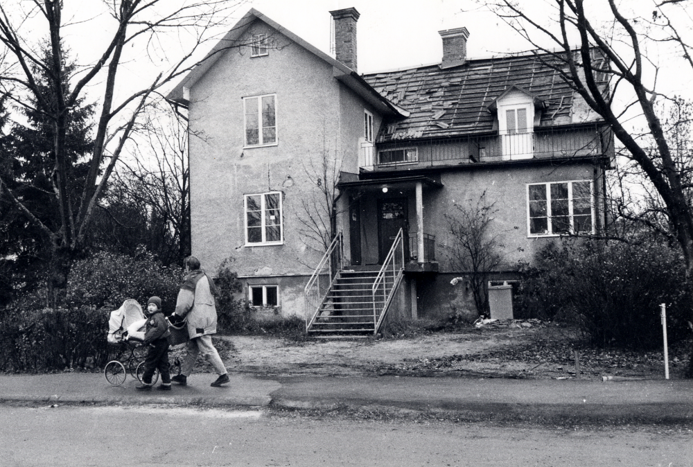 Allévägen 8 var bostad för familjen K P Gustavsson och kallades Edsberg.  I huset fanns hans skomakarverkstad och en telefonväxel, som en av döttrarna skötte. Sedan kommunen köpt marken har i huset bl a varit fackföreningslokal och frisersalong. Nu är huset tomt i avvaktan på rivning inför byggstart av Alléhuset