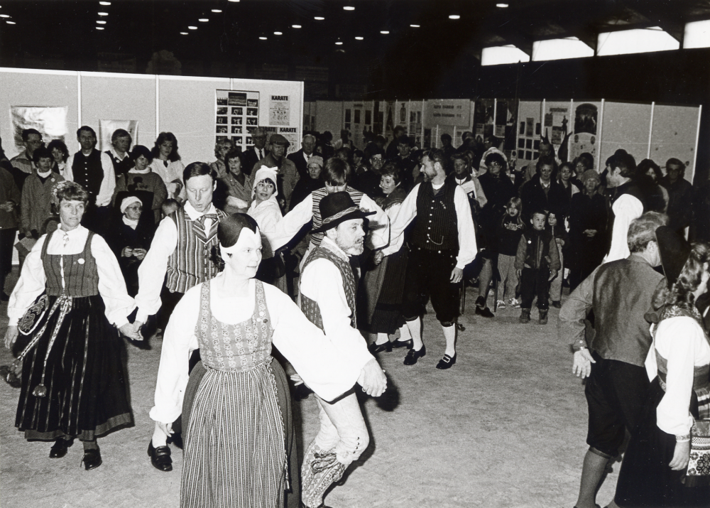 Föreningarna i Vallentuna presenterar sin verksamhet i Vallentuna ishall under mottot Föreningsfestival  helgen 19-20 april. Här dansar Tuna gille