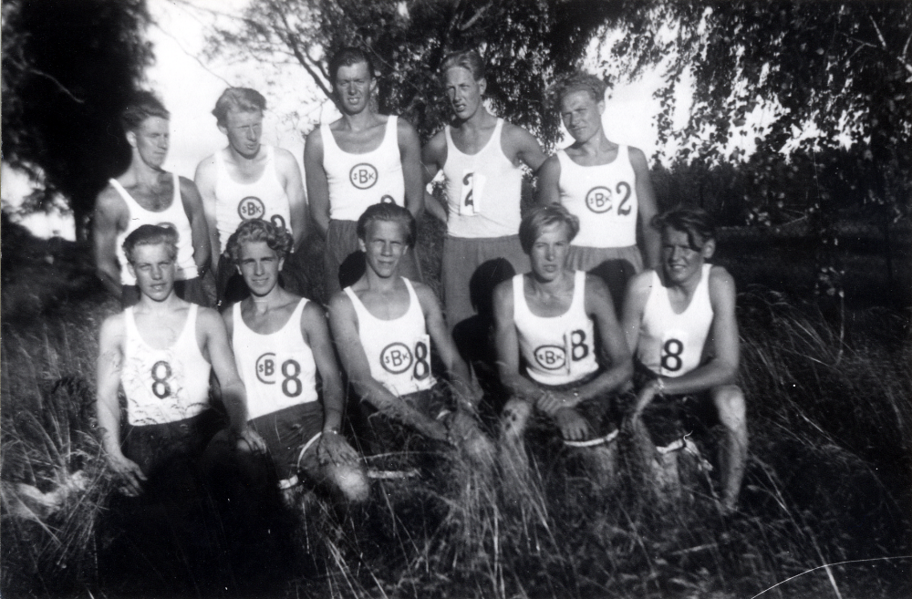 Brottby SK i Vallentunastafetten 1944. Översta raden seniorlaget fr v Torvald Eriksson, Henry Eriksson, Sture Karlsson, Harald Ljung, och Henry Bergkvist. Främre raden juniorlaget fr v Bertil Bergkvist, Conny Almén, Olof Andersson, Bertil Lövgren och Roland Höglund. I tävlingen kom båda lagen på fjärde plats