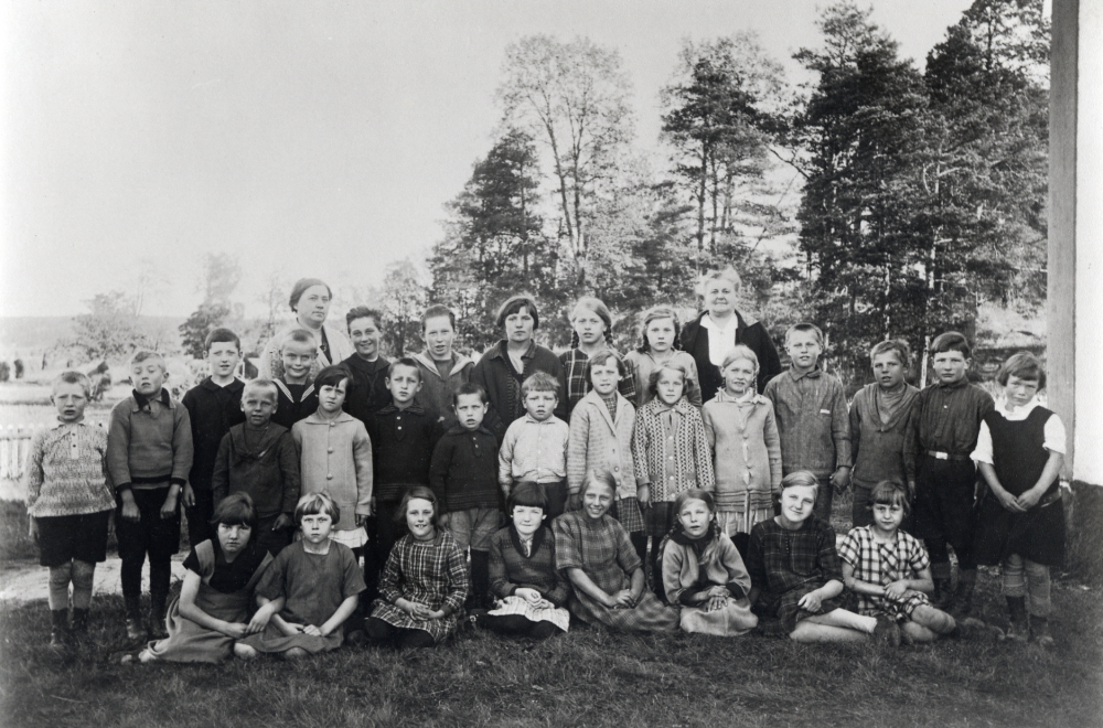 Lärarinnorna Lydia Persson, född Sjöstedt och Gerda Wikland tillsammans med skolbarnen i Stångberga skola, Össeby-Garn
