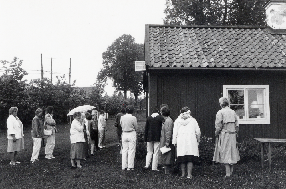 Lena Lundgren  på  Vallentuna bibliotek  har fyllt 40 år och bjuder hem alla arbetkamrater på lunch till  Stora Benhamra.  Fr v  Inga Klingberg   Christina Jirstedt   Maritha Olofsson   Anitha Gräns   Birgit Persson   Ulla-Britt Kvarnestam   Pirkko Mickelsson   Ingrid Ullman   Astrid Larsson   Eva Rahmqvist   Ulla Mörk   Kerstin Berglund   Gunvor Svensson  skymd,   Lena Wallén   Ulla Gustafson  och  Anna Brynell  Lunchen ägde rum i hällande och fick intas på logen.