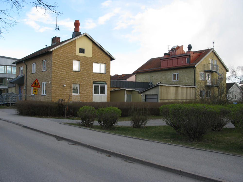 Gamla läkarstationen, senare polisstationen vid Gärdesvägen / Allévägen, sett från Allévägen. Byggnaden revs 2021 för att lämna plats åt ett nytt hus med studentbostäder.