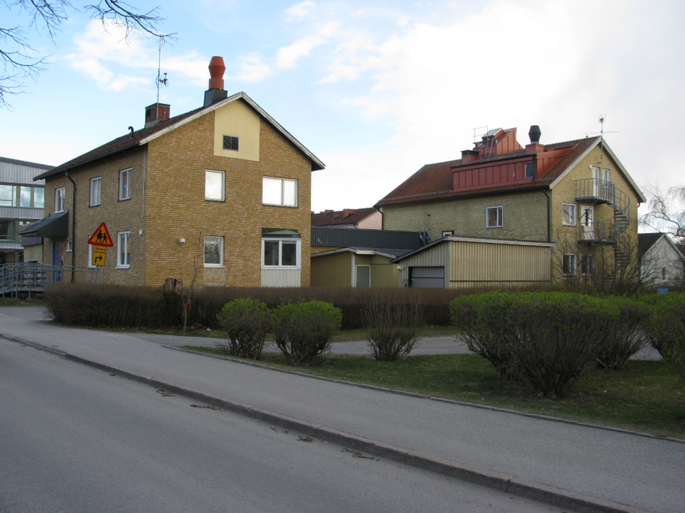 Gamla läkarstationen vid Gärdesvägen sett från Allévägen. Här fanns även en polisstation med ingång från Allévägen. Hela byggnaden revs 2021 för att lämna plats åt ett nytt hus med studentbostäder.