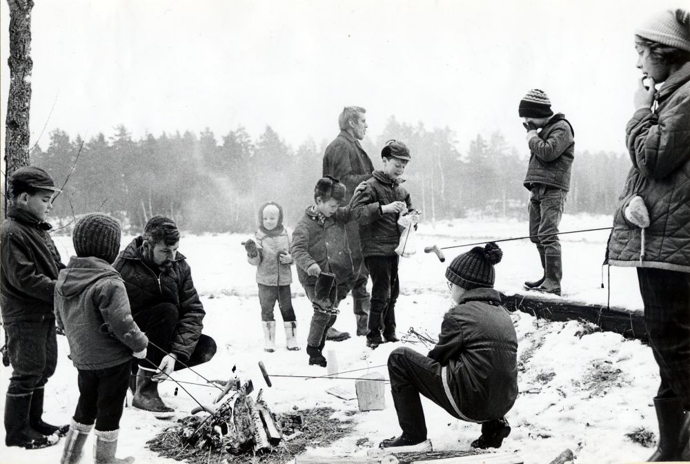 Fritidsnämnden anordnar en utflykt under sportlovet 1969. Här har man tänt en eld och grillar korv